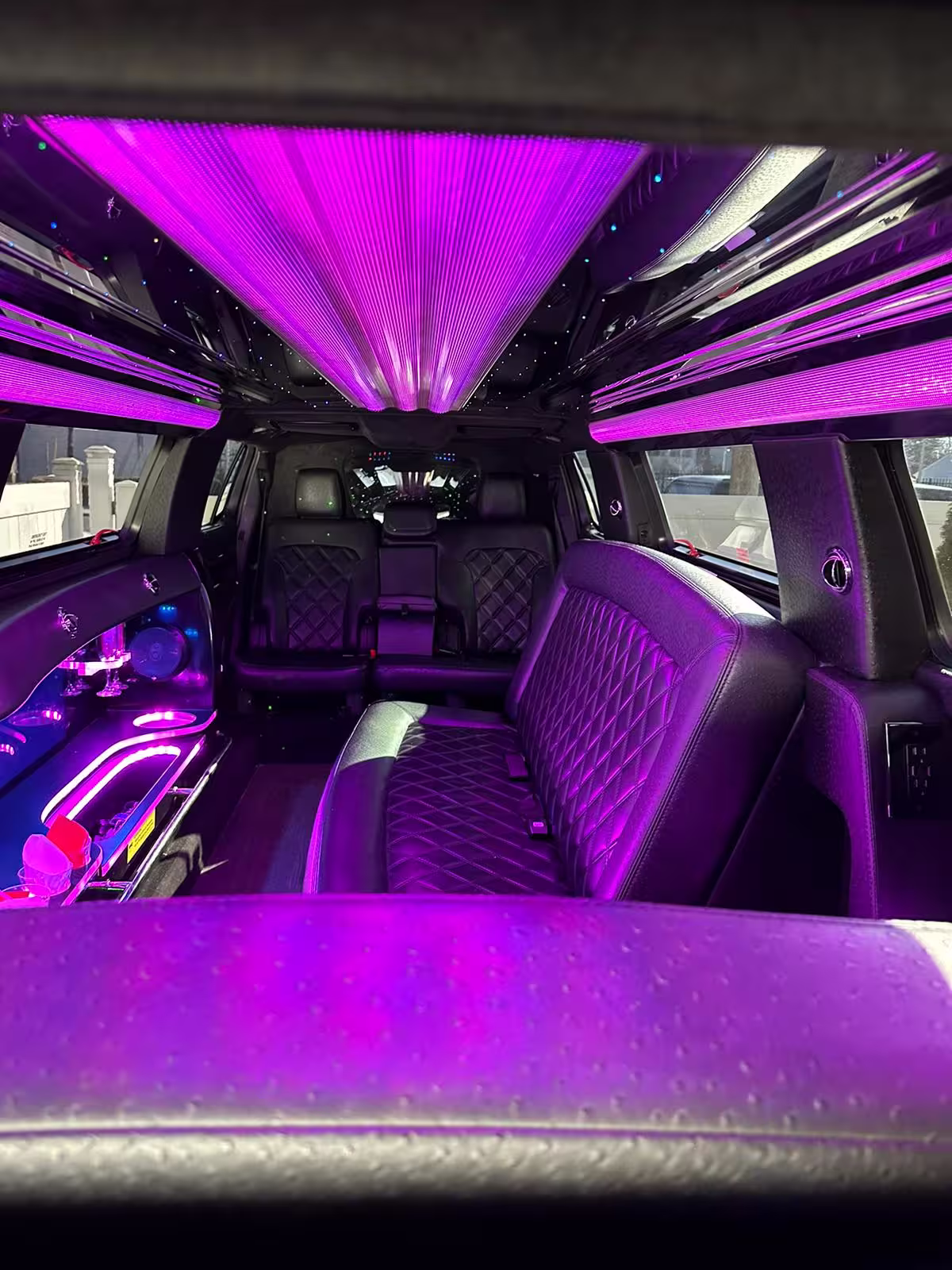 driver-helping-guest-with-bags