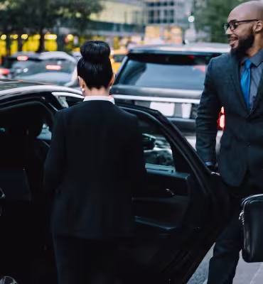 driver-helping-guest-with-bags